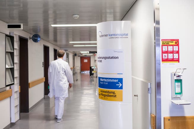 View into the corridor of the isolation station in the Lucerne Cantonal Hospital.
